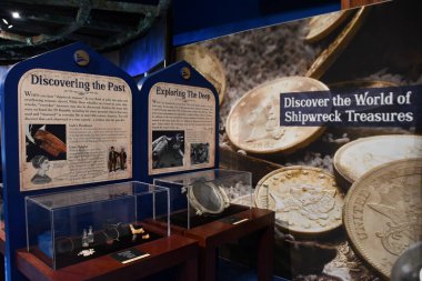 BRANSON, MO - 10 Temmuz 2023 'te Branson, Missouri' deki Branson İniş 'te gemi enkazı yapan Hazine Müzesi.