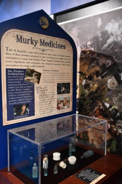 BRANSON, MO - 10 Temmuz 2023 'te Branson, Missouri' deki Branson İniş 'te gemi enkazı yapan Hazine Müzesi.