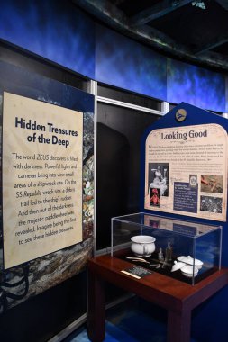 BRANSON, MO - 10 Temmuz 2023 'te Branson, Missouri' deki Branson İniş 'te gemi enkazı yapan Hazine Müzesi.