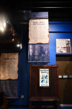 BRANSON, MO - 10 Temmuz 2023 'te Branson, Missouri' deki Branson İniş 'te gemi enkazı yapan Hazine Müzesi.