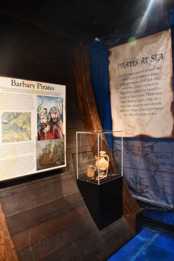 BRANSON, MO - 10 Temmuz 2023 'te Branson, Missouri' deki Branson İniş 'te gemi enkazı yapan Hazine Müzesi.