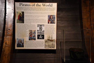 BRANSON, MO - 10 Temmuz 2023 'te Branson, Missouri' deki Branson İniş 'te gemi enkazı yapan Hazine Müzesi.