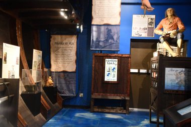 BRANSON, MO - 10 Temmuz 2023 'te Branson, Missouri' deki Branson İniş 'te gemi enkazı yapan Hazine Müzesi.