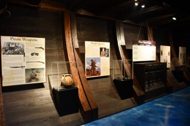 BRANSON, MO - 10 Temmuz 2023 'te Branson, Missouri' deki Branson İniş 'te gemi enkazı yapan Hazine Müzesi.