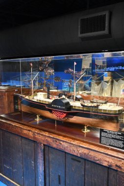 BRANSON, MO - 10 Temmuz 2023 'te Branson, Missouri' deki Branson İniş 'te gemi enkazı yapan Hazine Müzesi.