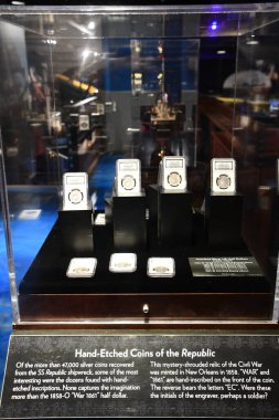 BRANSON, MO - 10 Temmuz 2023 'te Branson, Missouri' deki Branson İniş 'te gemi enkazı yapan Hazine Müzesi.