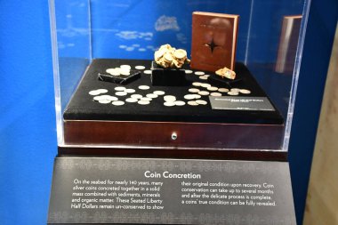 BRANSON, MO - 10 Temmuz 2023 'te Branson, Missouri' deki Branson İniş 'te gemi enkazı yapan Hazine Müzesi.