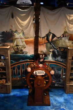 BRANSON, MO - 10 Temmuz 2023 'te Branson, Missouri' deki Branson İniş 'te gemi enkazı yapan Hazine Müzesi.