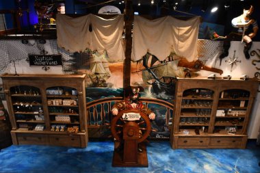 BRANSON, MO - 10 Temmuz 2023 'te Branson, Missouri' deki Branson İniş 'te gemi enkazı yapan Hazine Müzesi.