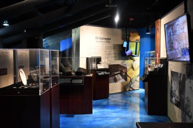 BRANSON, MO - 10 Temmuz 2023 'te Branson, Missouri' deki Branson İniş 'te gemi enkazı yapan Hazine Müzesi.