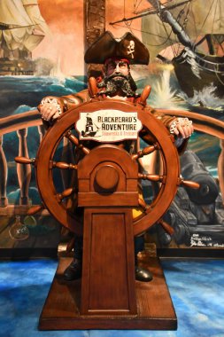 BRANSON, MO - 10 Temmuz 2023 'te Branson, Missouri' deki Branson İniş 'te gemi enkazı yapan Hazine Müzesi.