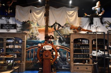 BRANSON, MO - 10 Temmuz 2023 'te Branson, Missouri' deki Branson İniş 'te gemi enkazı yapan Hazine Müzesi.