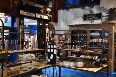 BRANSON, MO - 10 Temmuz 2023 'te Branson, Missouri' deki Branson İniş 'te gemi enkazı yapan Hazine Müzesi.