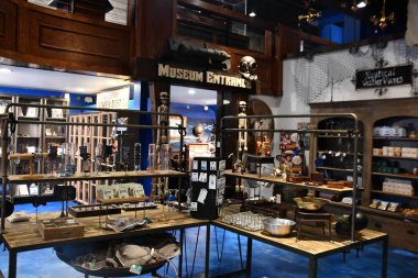 BRANSON, MO - 10 Temmuz 2023 'te Branson, Missouri' deki Branson İniş 'te gemi enkazı yapan Hazine Müzesi.