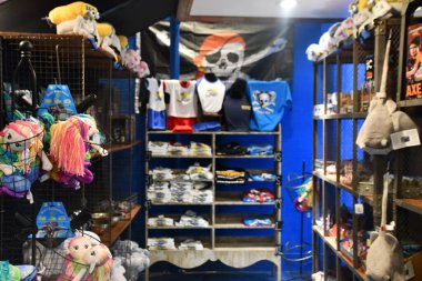 BRANSON, MO - 10 Temmuz 2023 'te Branson, Missouri' deki Branson İniş 'te gemi enkazı yapan Hazine Müzesi.