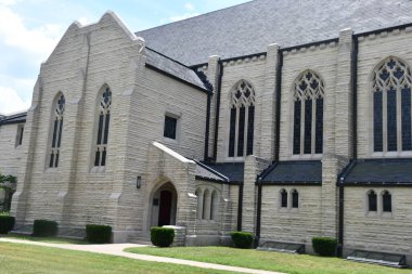 3 Temmuz 2023 'te Hollister, Missouri' deki Ozarks Koleji 'ndeki Williams Memorial Kilisesi' nde görüldü..