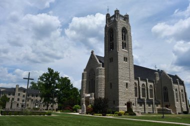 3 Temmuz 2023 'te Hollister, Missouri' deki Ozarks Koleji 'ndeki Williams Memorial Kilisesi' nde görüldü..