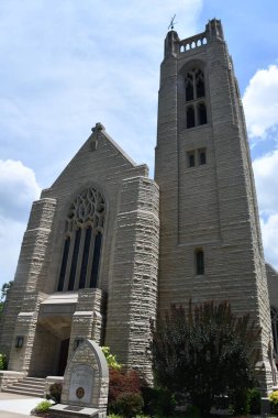 3 Temmuz 2023 'te Hollister, Missouri' deki Ozarks Koleji 'ndeki Williams Memorial Kilisesi' nde görüldü..
