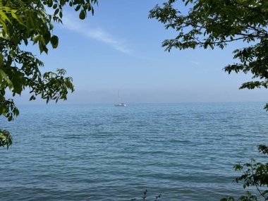 Ontario, Kanada 'daki Toronto yakınlarındaki Scarborough Kayalıkları' ndaki Bluffers Park 'ta.