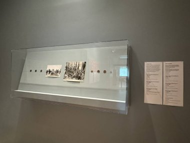 TORONTO, CANADA - 26 Mayıs 2024 'te Kanada' nın Toronto kentindeki Ontario Sanat Galerisinde sergi.