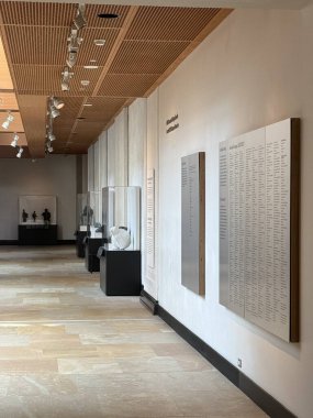 TORONTO, CANADA - 26 Mayıs 2024 'te Kanada' nın Toronto kentindeki Ontario Sanat Galerisinde sergi.
