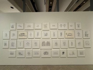 TORONTO, CANADA - 26 Mayıs 2024 'te Kanada' nın Toronto kentindeki Ontario Sanat Galerisi 'nde Brian Donnelly' nin aile sergisi.