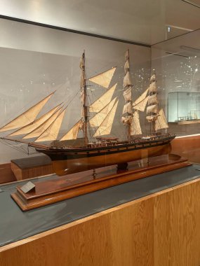 TORONTO, CANADA - 26 Mayıs 2024 'te Kanada' nın Toronto kentindeki Ontario Sanat Galerisinde Thomson Gemi Modelleri Koleksiyonu sergisi.