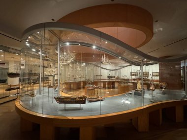TORONTO, CANADA - 26 Mayıs 2024 'te Kanada' nın Toronto kentindeki Ontario Sanat Galerisinde Thomson Gemi Modelleri Koleksiyonu sergisi.