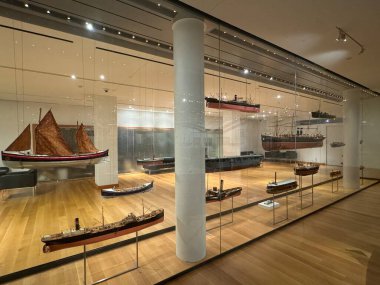 TORONTO, CANADA - 26 Mayıs 2024 'te Kanada' nın Toronto kentindeki Ontario Sanat Galerisinde Thomson Gemi Modelleri Koleksiyonu sergisi.
