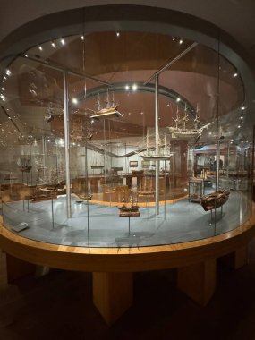 TORONTO, CANADA - 26 Mayıs 2024 'te Kanada' nın Toronto kentindeki Ontario Sanat Galerisinde Thomson Gemi Modelleri Koleksiyonu sergisi.