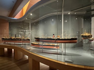 TORONTO, CANADA - 26 Mayıs 2024 'te Kanada' nın Toronto kentindeki Ontario Sanat Galerisinde Thomson Gemi Modelleri Koleksiyonu sergisi.