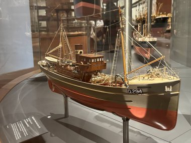 TORONTO, CANADA - 26 Mayıs 2024 'te Kanada' nın Toronto kentindeki Ontario Sanat Galerisinde Thomson Gemi Modelleri Koleksiyonu sergisi.