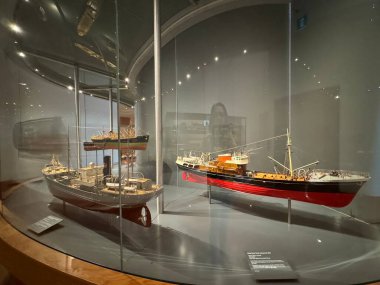 TORONTO, CANADA - 26 Mayıs 2024 'te Kanada' nın Toronto kentindeki Ontario Sanat Galerisinde Thomson Gemi Modelleri Koleksiyonu sergisi.