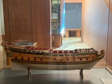 TORONTO, CANADA - 26 Mayıs 2024 'te Kanada' nın Toronto kentindeki Ontario Sanat Galerisinde Thomson Gemi Modelleri Koleksiyonu sergisi.