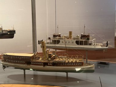 TORONTO, CANADA - 26 Mayıs 2024 'te Kanada' nın Toronto kentindeki Ontario Sanat Galerisinde Thomson Gemi Modelleri Koleksiyonu sergisi.