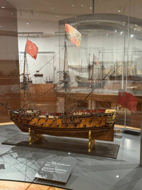 TORONTO, CANADA - 26 Mayıs 2024 'te Kanada' nın Toronto kentindeki Ontario Sanat Galerisinde Thomson Gemi Modelleri Koleksiyonu sergisi.