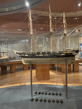 TORONTO, CANADA - 26 Mayıs 2024 'te Kanada' nın Toronto kentindeki Ontario Sanat Galerisinde Thomson Gemi Modelleri Koleksiyonu sergisi.