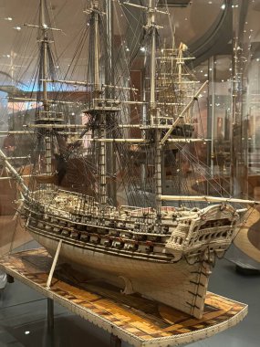 TORONTO, CANADA - 26 Mayıs 2024 'te Kanada' nın Toronto kentindeki Ontario Sanat Galerisinde Thomson Gemi Modelleri Koleksiyonu sergisi.