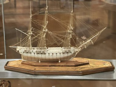 TORONTO, CANADA - 26 Mayıs 2024 'te Kanada' nın Toronto kentindeki Ontario Sanat Galerisinde Thomson Gemi Modelleri Koleksiyonu sergisi.