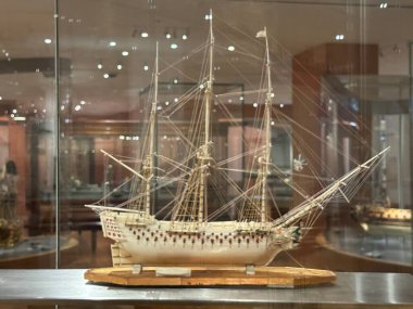 TORONTO, CANADA - 26 Mayıs 2024 'te Kanada' nın Toronto kentindeki Ontario Sanat Galerisinde Thomson Gemi Modelleri Koleksiyonu sergisi.