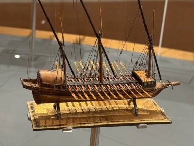 TORONTO, CANADA - 26 Mayıs 2024 'te Kanada' nın Toronto kentindeki Ontario Sanat Galerisinde Thomson Gemi Modelleri Koleksiyonu sergisi.