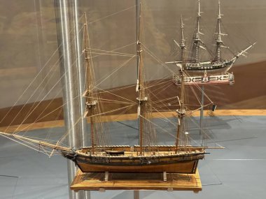 TORONTO, CANADA - 26 Mayıs 2024 'te Kanada' nın Toronto kentindeki Ontario Sanat Galerisinde Thomson Gemi Modelleri Koleksiyonu sergisi.