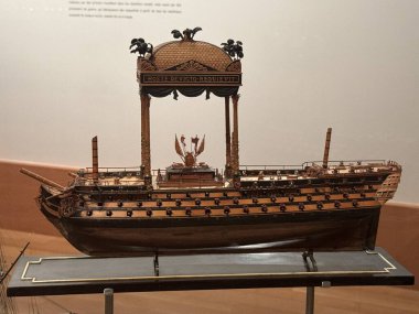 TORONTO, CANADA - 26 Mayıs 2024 'te Kanada' nın Toronto kentindeki Ontario Sanat Galerisinde Thomson Gemi Modelleri Koleksiyonu sergisi.