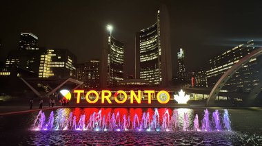 TORONTO, CANADA - 26 Mayıs 2024 'te Kanada' nın Ontario kentindeki Nathan Phillips Meydanı 'nda görülen 3 boyutlu Toronto Tabelası.