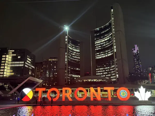 TORONTO, CANADA - 26 Mayıs 2024 'te Kanada' nın Ontario kentindeki Nathan Phillips Meydanı 'nda görülen 3 boyutlu Toronto Tabelası.