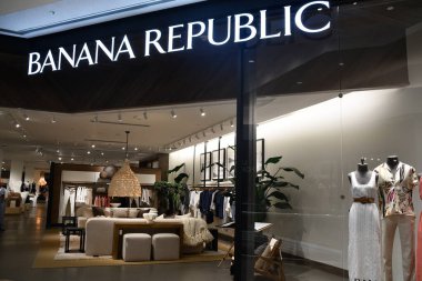 22 Haziran 2024 'te Denver, Colorado' daki Cherry Creek Alışveriş Merkezi 'ndeki Banana Republic mağazasında görüldü..