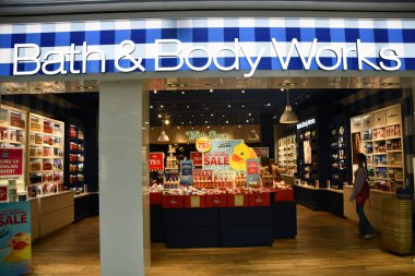 22 Haziran 2024 'te Denver, Colorado' daki Cherry Creek Alışveriş Merkezi 'nde Bath & Body Works mağazasında görüldü..