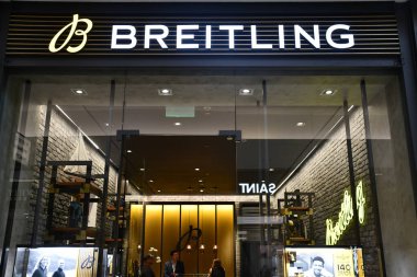 22 Haziran 2024 'te Denver, Colorado' daki Cherry Creek Alışveriş Merkezi 'nde Breitling mağazasında görüldü..