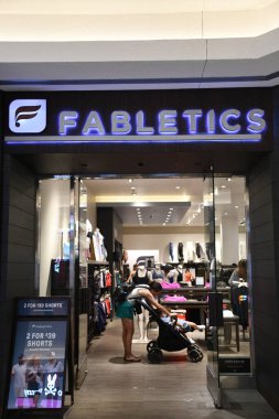 22 Haziran 2024 'te Denver, Colorado' daki Cherry Creek Alışveriş Merkezi 'ndeki Fabletics mağazasında görüldü..