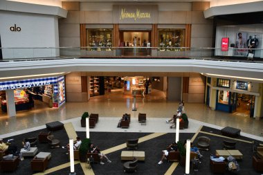 22 Haziran 2024 'te Denver, Colorado' daki Cherry Creek Alışveriş Merkezi 'nde görüldü..